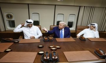 على متن الطائرة .. ترامب يلتقي أمير قطر خلال توقف في طريقه إلى آسيا على متن الطائرة .. ترامب يلتقي أمير قطر خلال توقف في طريقه إلى آسيا