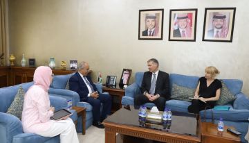 محافظة يبحث مع السفير البريطاني تعزيز التعاون في التعليم والتحول الرقمي محافظة يبحث مع السفير البريطاني تعزيز التعاون في التعليم والتحول الرقمي