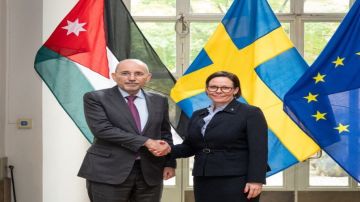 وزير الخارجية يبحث مع نظيرته السويدية القضايا الإقليمية