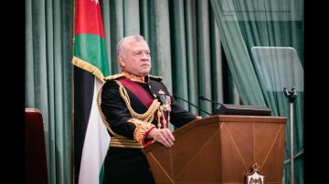 الملك يؤكد على ضرورة الاستمرار في تنفيذ رؤية التحديث الاقتصادي الملك يؤكد على ضرورة الاستمرار في تنفيذ رؤية التحديث الاقتصادي