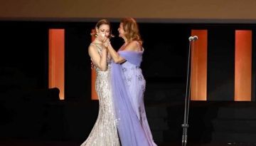 قبلة منة شلبي ليسرا تثير تفاعلا واسعا في افتتاح مهرجان الجونة