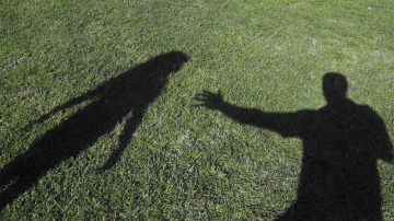 مدنيون يفشلون محاولة لخطف فتاة وسط النهار في الشارع بسوريا (صور)