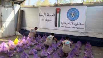 الهيئة الخيرية الهاشمية توزع 100 طرد غذائي استجابة لمناشدة مخيم الهلال في رفح