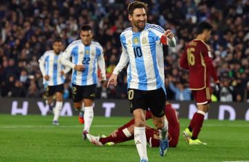 قبل المباراة أمام فنزويلا.. لماذا غادر ميسي بشكل مفاجئ معسكر منتخب الأرجنتين؟ قبل المباراة أمام فنزويلا.. لماذا غادر ميسي بشكل مفاجئ معسكر منتخب الأرجنتين؟