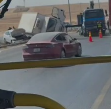 حادث تصادم بين مركبتين مقابل جامعة الزرقاء حادث تصادم بين مركبتين مقابل جامعة الزرقاء