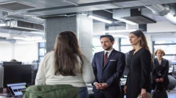 ولي العهد يزور شبكة 42 للبرمجة في باريس