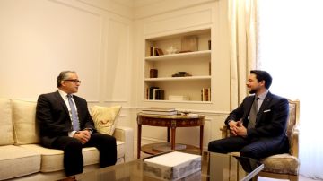 ولي العهد يلتقي مدير عام اليونسكو في باريس