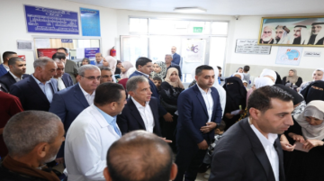 رئيس الوزراء يتفقد مركز خريبة السوق الصحي ويوجه بتطويره وتزويده بالكادر الطبي رئيس الوزراء يتفقد مركز خريبة السوق الصحي ويوجه بتطويره وتزويده بالكادر الطبي