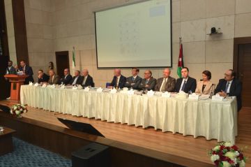 رئيس جامعة البترا يلتقي الطلبة المستجدين للعام الجامعي 2025 2026