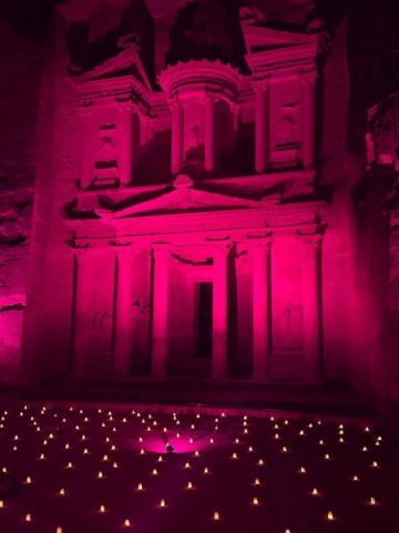 إضاءة الخزنة في البترا باللون الوردي إضاءة الخزنة في البترا باللون الوردي