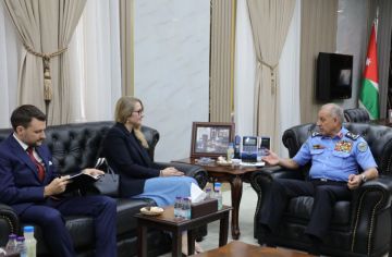 مدير الأمن العام يلتقي سفيرة جمهورية التشيك في عمان