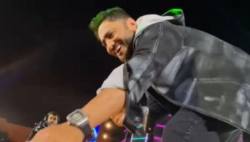 تامر حسني يرفض هدية ذهبية من معجبة (فيديو) تامر حسني يرفض هدية ذهبية من معجبة (فيديو)