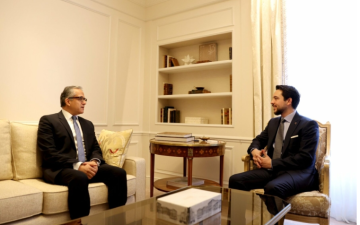 ولي العهد يلتقي في باريس المدير العام المنتخب لمنظمة (اليونسكو)