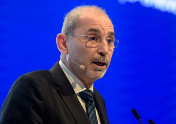 الصفدي يؤكد أولوية تثبيت وقف إطلاق النار في غزة الصفدي يؤكد أولوية تثبيت وقف إطلاق النار في غزة