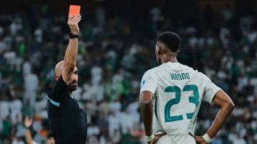 أنت مجنون.. لماذا طرد الحكم الكويتي كنو؟ أنت مجنون.. لماذا طرد الحكم الكويتي كنو؟