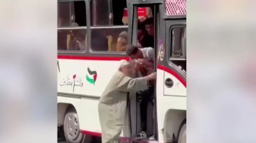 فيديو سقوط مسن من حافلة يثير غضب المصريين.. والحكومة تتدخل