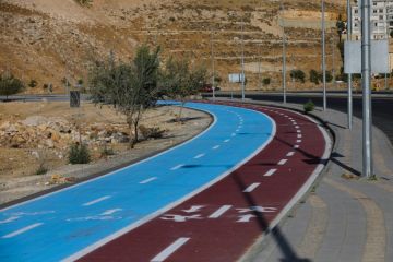 أمانة عمان تنفذ ممشى في شارع الستين بمنطقة زهران