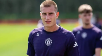 انتحر والده.. مانشستر يونايتد يقدم دعما نفسيا للاعبه الشاب انتحر والده.. مانشستر يونايتد يقدم دعما نفسيا للاعبه الشاب