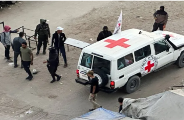 حماس تبدأ بتسليم المحتجزين الإسرائيلين إلى الصليب الأحمر