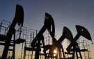 النفط يتجه لانخفاض للشهر الثالث مع وفرة المعروض