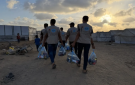 الحملة الأردنية توزع 850 طردا غذائيا في أكبر مخيم للنازحين بدير البلح - jo