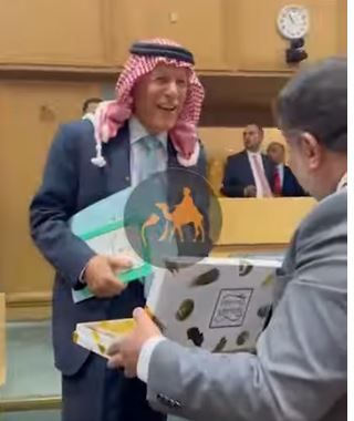 الرقب يوزع حلوى بمناسبة إدراج قانون خدمة العلم على النواب - فيديو