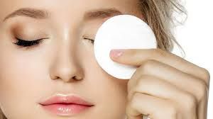 الطريقة الصحيحة لإزالة مكياج العيون والحفاظ على بشرة صحية ونضرة