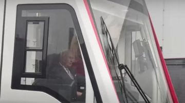 الملك تشارلز يحتفل بعيد ميلاده بطريقة غريبة الملك تشارلز يحتفل بعيد ميلاده بطريقة غريبة