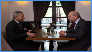 وزير الخارجية يلتقي نظيره السنغافوري وزير الخارجية يلتقي نظيره السنغافوري