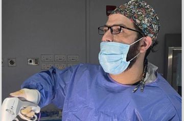 البشير يجري أول عملية ربط عنق رحم بالمنظار