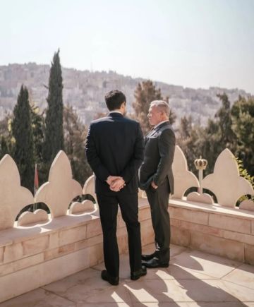 الديوان الملكي ينشر صورة تجمع الملك وولي العهد على شرفة قصر رغدان العامر