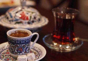 القهوة والشاي صباحا: كيف يؤثران على طاقتك؟