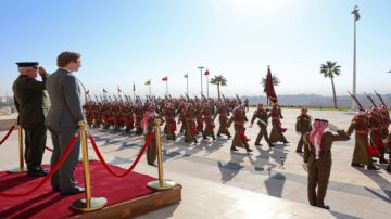 رئيس هيئة الأركان المشتركة يستقبل وزير الدفاع الهولندي رئيس هيئة الأركان المشتركة يستقبل وزير الدفاع الهولندي