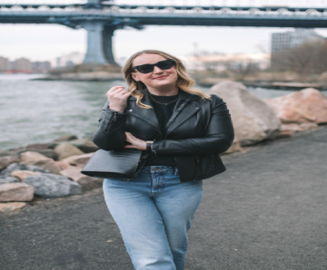 6 طرق لتنسيق الجاكيت الجلد في شتاء 2026 .. من الجامعة للسهرات