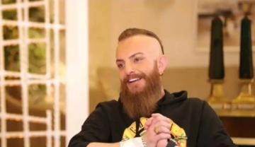 أويس مخللاتي :أنحدر من عائلة دمشقية مسلمة سنية .. ولهذا اعتنقت المسيحية