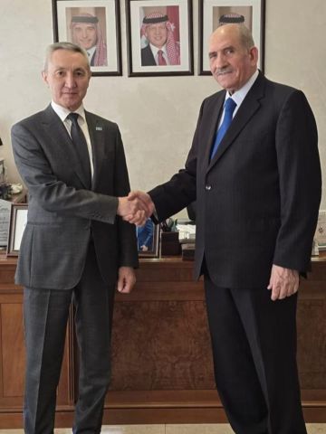 الذنيبات يبحث مع السفير الكازاخستاني تعزيز التعاون المشترك في قطاع الفوسفات الذنيبات يبحث مع السفير الكازاخستاني تعزيز التعاون المشترك في قطاع الفوسفات