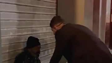 شاب جزائري يحتفل بزفافه بتوزيع وجبات على الفقراء شاب جزائري يحتفل بزفافه بتوزيع وجبات على الفقراء