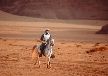 فارس الأردن طاهر الدراعين يكمل سباق وادي رم للقدرة والتحمل لمسافة 120 كيلومترا بنجاح لافت