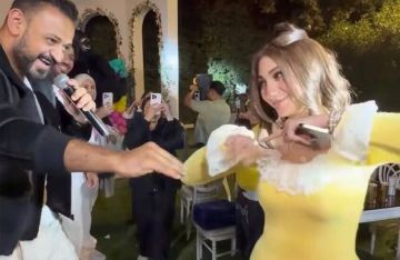 هل الفستان الفاضح هو السبب؟.. طلاق المطرب المصري عصام صاصا وزوجته يثير ضجة في مصر