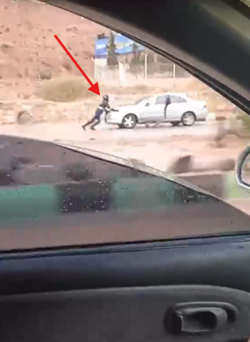 شاهد .. موقف إنساني لرقيب سير يلاقي إعجاب المواطنين