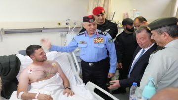 مديرا المخابرات والأمن يطمئنان على مصابي المداهمة الأمنية في الرمثا