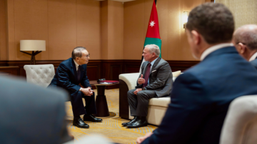 الملك يلتقي في طوكيو رئيس جمعية الصداقة الأردنية اليابانية الملك يلتقي في طوكيو رئيس جمعية الصداقة الأردنية اليابانية