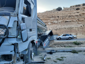 إصابات بتدهور صهريج مياه وانحرافه عن مساره على طريق ياجوز إصابات بتدهور صهريج مياه وانحرافه عن مساره على طريق ياجوز