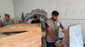 الحملة الأردنية توزع مساعدات مقابل الخط الأصفر في مخيم جباليا