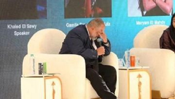 خالد الصاوي ينهار باكيا في تأبين سامح عبدالعزيز: هو اللي قدمني 