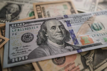 إدارة ترامب تدرس تعزيز الهيمنة العالمية للدولار وسط المنافسة مع الصين