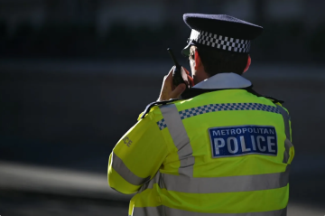 الشرطة البريطانية تعتقل جزائريا بسبب أنفه الشرطة البريطانية تعتقل جزائريا بسبب أنفه