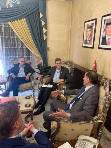 حوار بناء بين السفير الأردني في دمشق ووفد من معهد الشرق الأوسط الأمريكي حوار بناء بين السفير الأردني في دمشق ووفد من معهد الشرق الأوسط الأمريكي