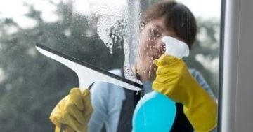 6 خطوات لتلميع الزجاج بدون بصمات أصابع أو بقع