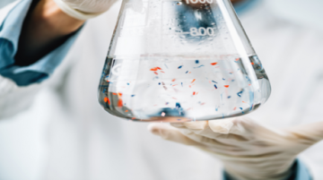 التعرض اليومي للجسيمات البلاستيكية الدقيقة يسرع خطر تصلب الشرايين